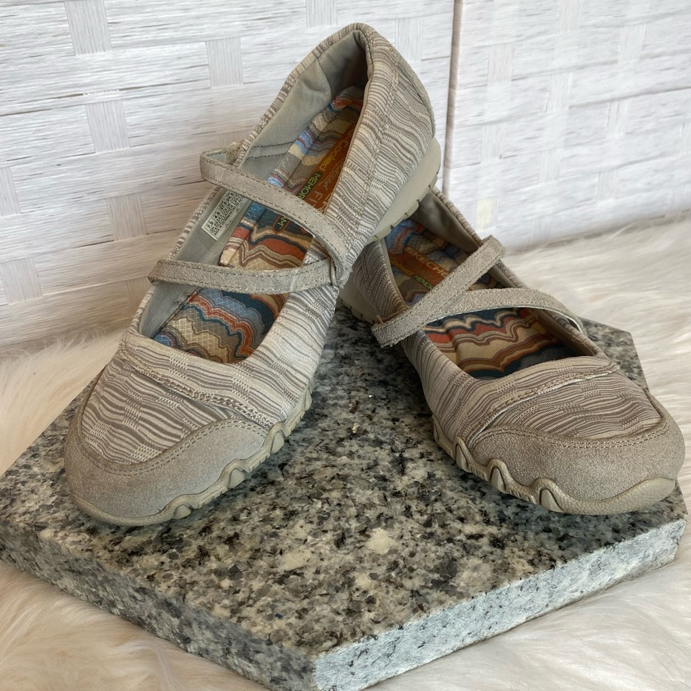 Beige / gray Skechers size 7.5